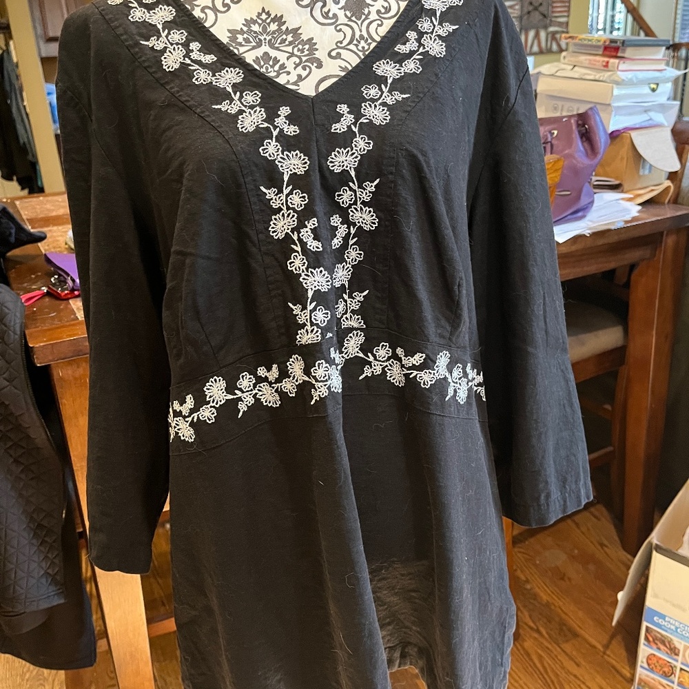 EUC Sag Harbor Woman's Black and White shirt - size 3X.